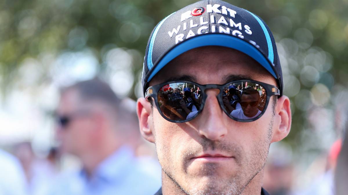 Robert Kubica w czapce z daszkiem i okularach przeciwsłonecznych.