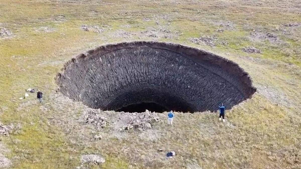Jeden z kraterów będących następstwem uwalania się metanu z gleby. Fot. Twitter.