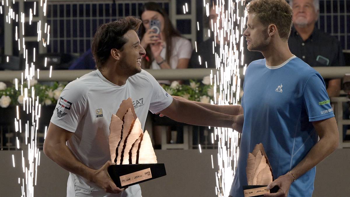 Dw&oacute;ch tenisist&oacute;w z pucharami, na tle fajerwerk&oacute;w.