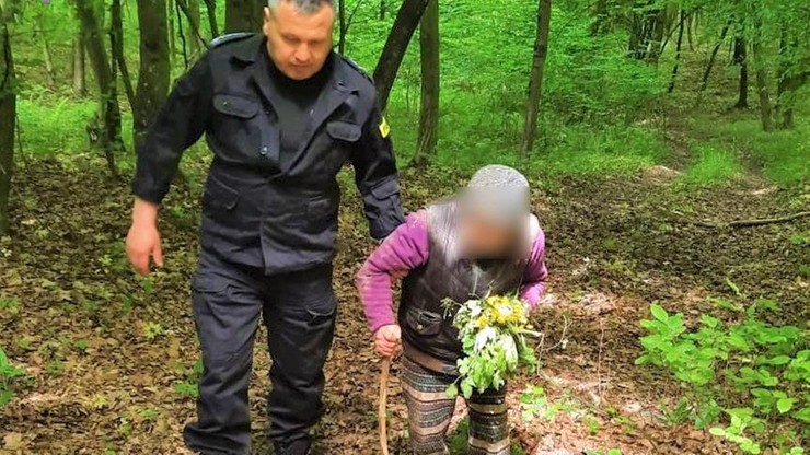 Niesłysząca 92-latka zaginęła w lesie. Chciała nazbierać polnych kwiatów