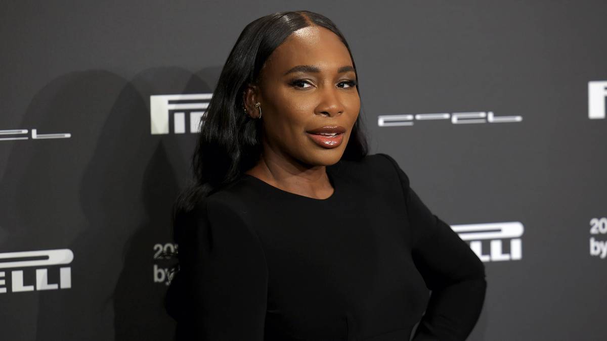 Venus Williams pozuje do zdjęcia na tle czarnej ściany z logo Pirelli.