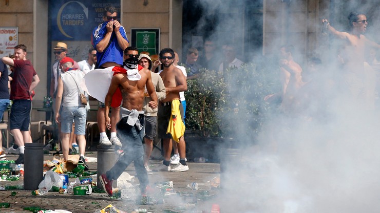 Euro 2016: Rząd Francji wzywa lokalne władze do wydalania kibiców-chuliganów