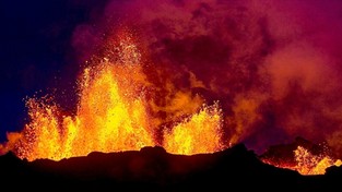 04.08.2022 05:54 Kolejna spektakularna erupcja wulkanu na Islandii. Fontanny lawy tryskają na wysokość 50 metrów
