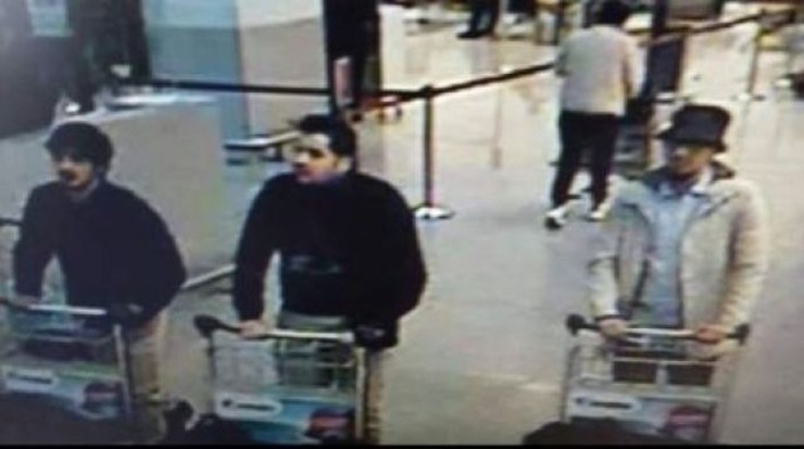 Trwają poszukiwania podejrzanego mężczyzny. Państwo Islamskie przyznało się do ataków w Brukseli