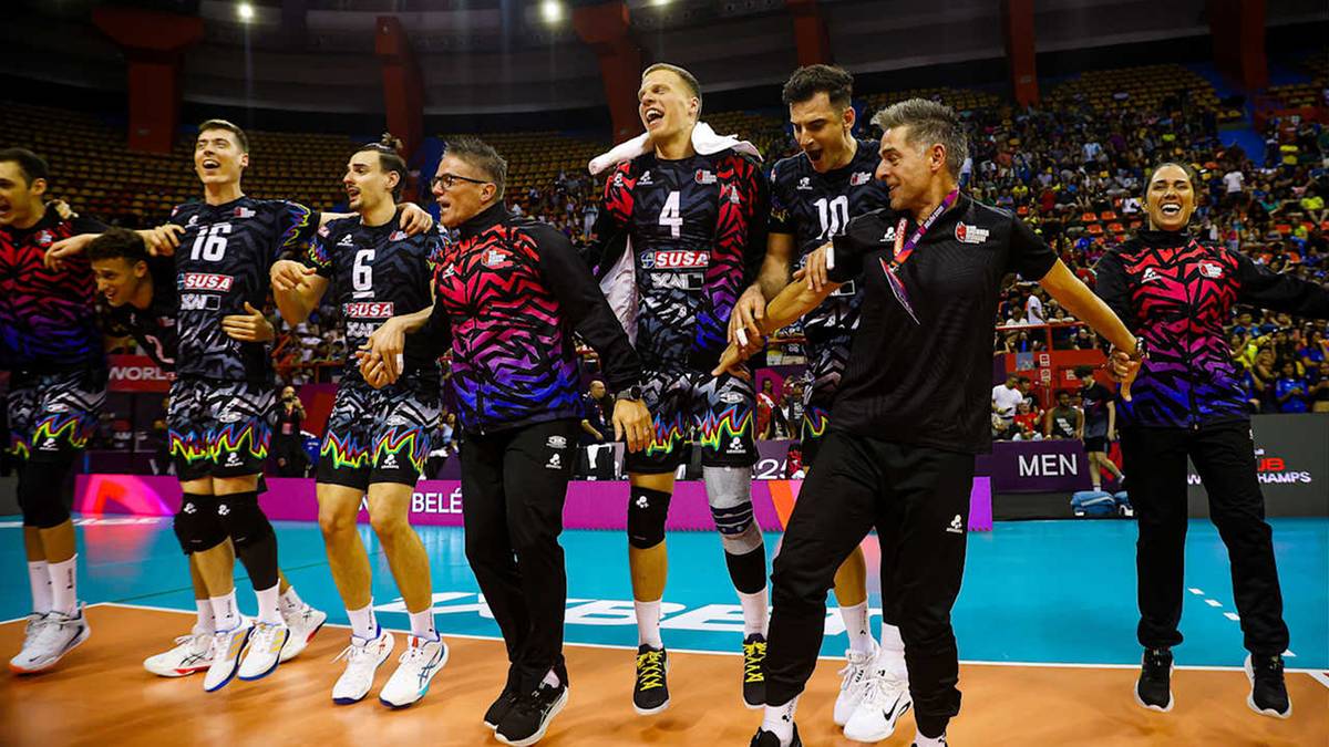 Drużyna siatkarzy Aluron CMC Warta Zawiercie świętuje zdobycie brązowego medalu Klubowych Mistrzostw Świata 2025.