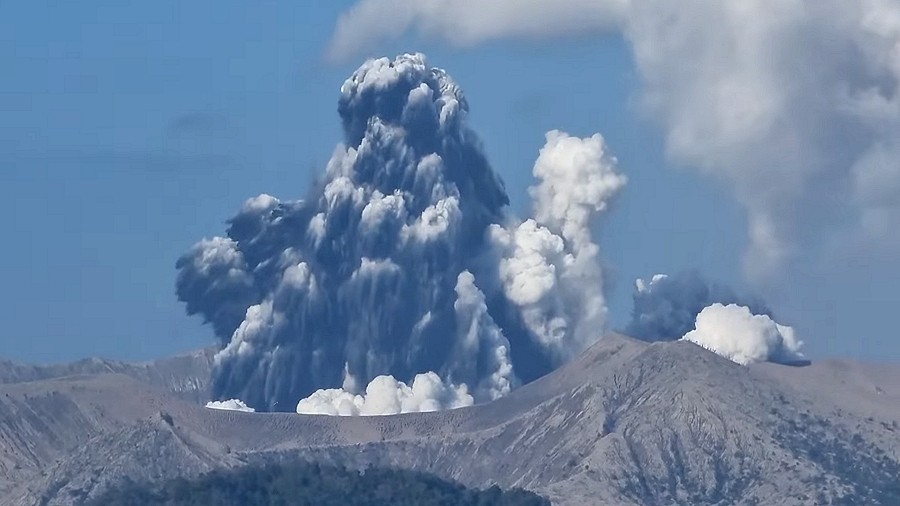 Erupcja wulkanu Taal na Filipinach. Fot. YouTube / ViralHog.