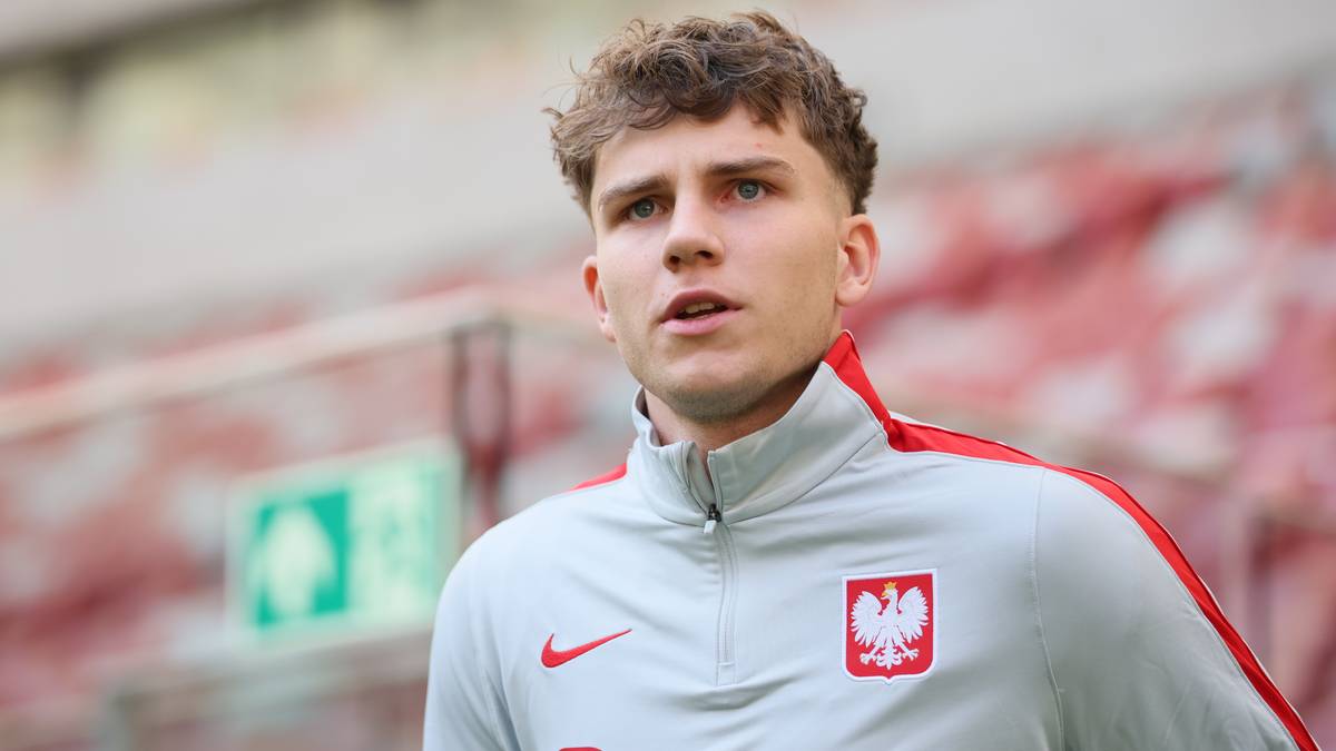 Młody piłkarz w stroju reprezentacji Polski