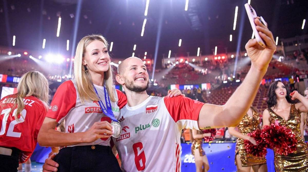 Siatkarze Bartosz Kurek i jego żona robią sobie zdjęcie selfie.