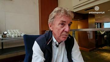 Zbigniew Boniek siedzi w pomieszczeniu przed finałem Grand Prix żużlowc&oacute;w.