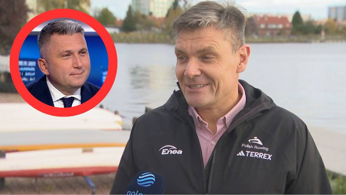 Mężczyzna w średnim wieku, ubrany w kurtkę sportową, uśmiecha się do kamery. Obok niego w czerwonym okręgu znajduje się zdjęcie innego mężczyzny w garniturze.