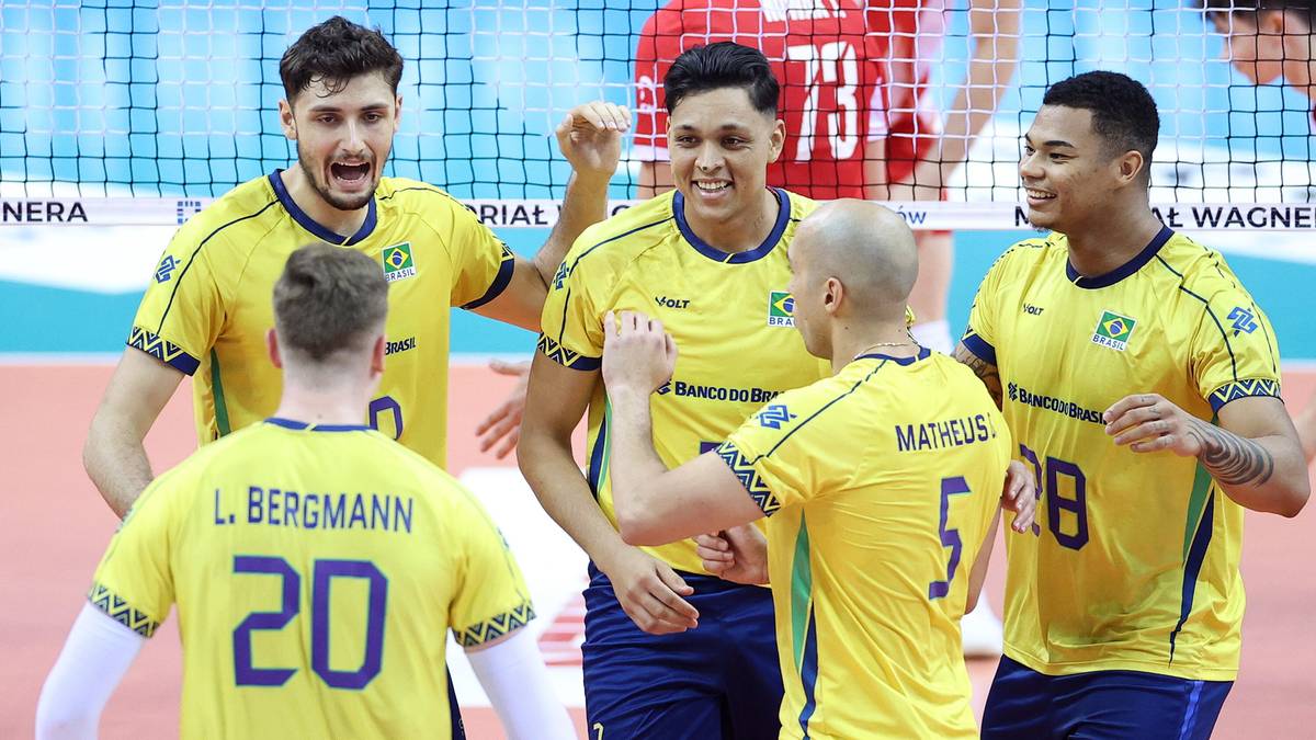 Drużyna siatkarzy Brazylii w żółtych koszulkach cieszy się ze zdobytego punktu, świętując razem na boisku.