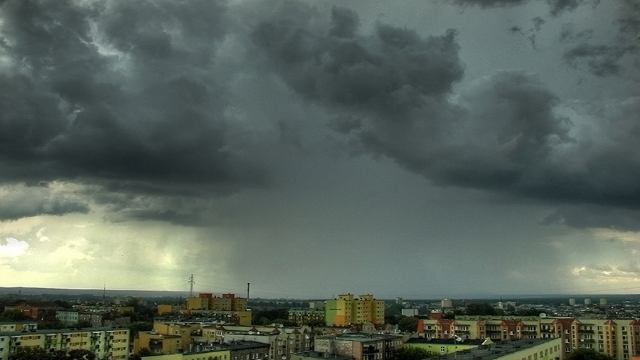 28.05.2019 07:00 Po południu i wieczorem przejdą gwałtowne burze. Możliwe są nawet trąby powietrzne