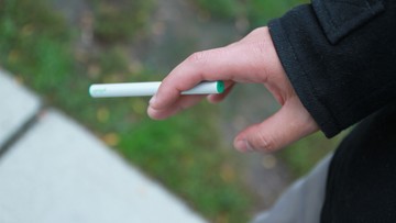 Naukowcy: e-papierosy szkodzą zdrowiu i nie odzwyczają od nałogu