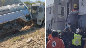 Dwa zdjęcia przedstawiające skutki wykolejenia pociągu. Lewe zdjęcie pokazuje wykolejone wagony pociągu na zboczu. Prawe zdjęcie ukazuje ratownik&oacute;w pomagających ludziom opuścić uszkodzony wagon.