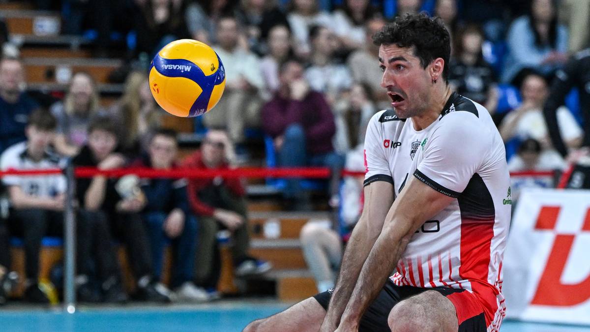 Siatkarz Asseco Resovii Rzesz&oacute;w odbija piłkę podczas meczu