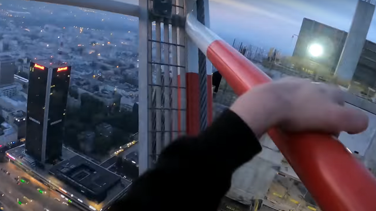 YouTuber nielegalnie wspiął się na szczyt Varso Tower, najwyższego budynku w UE