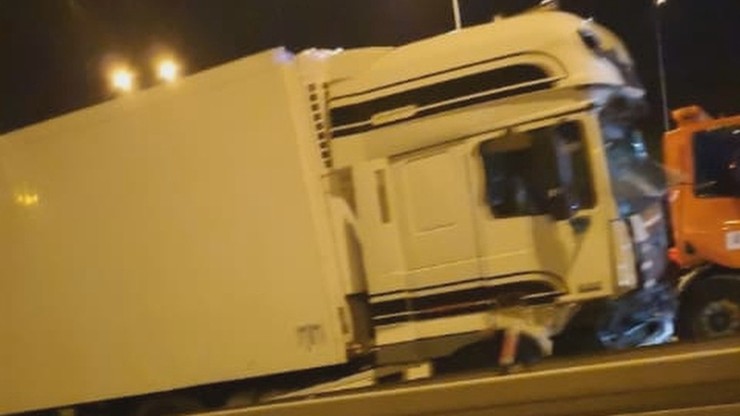 Ciężarówka wjechała w drogowców w Warszawie. Dwie osoby nie żyją