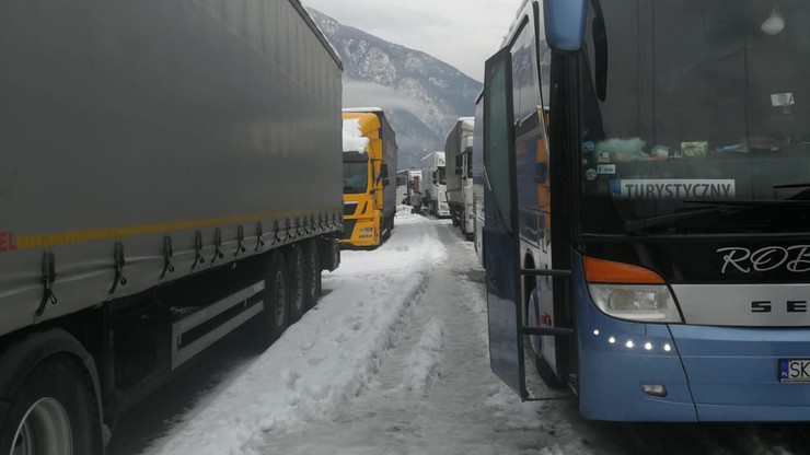 Polacy utknęli w korku na autostradzie w Alpach. Czekają już 17 godzin. Wśród nich kobieta w ciąży