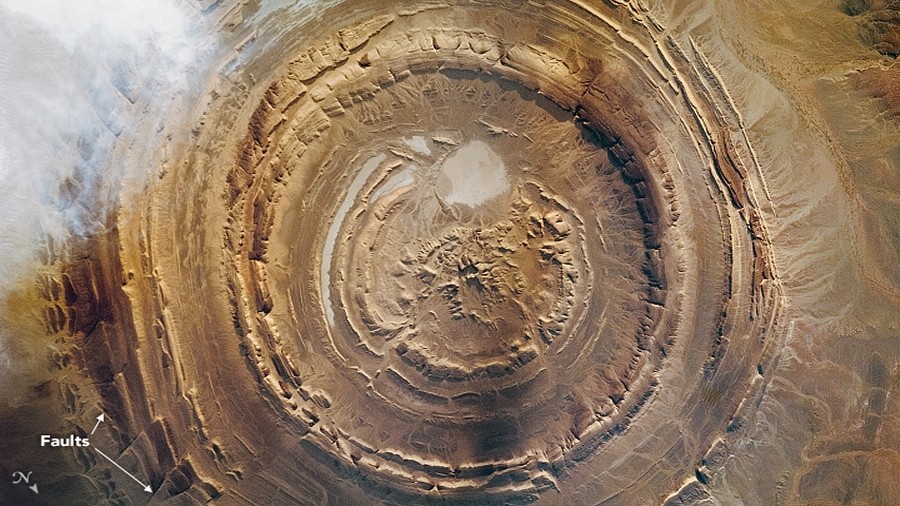 Formacja Kalb ar-Riszat na Saharze. Fot NASA.