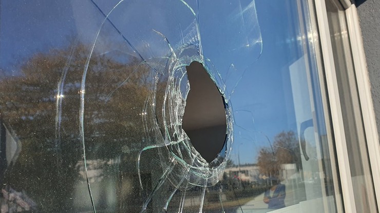 Zgierz. Atak na biuro posłanki PO. Nieznany sprawca zniszczył okno w lokalu