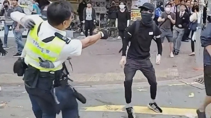 Brutalne starcia na ulicach Hongkongu. Policja postrzeliła demonstranta