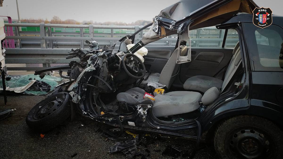 Poważny wypadek autostradzie A2. Kierowca był zakleszczony