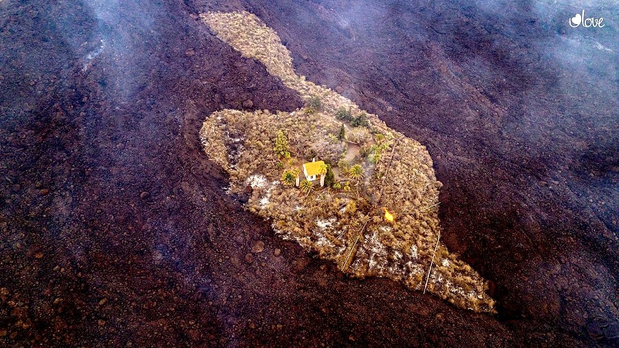 Domek pośród morza lawy na wyspie La Palma. Fot. Facebook / Alfonso Escalero / I Love The World.