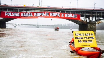 Baner Greenpeace na moście w stolicy. "Polska nadal kupuje ropę z Rosji!"