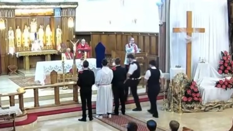 Wielka Brytania. Policja przerwała mszę w polskim kościele. Teraz "głęboko żałuje"