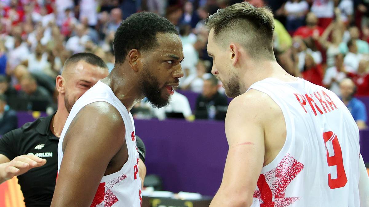 Dwóch koszykarzy reprezentacji Polski w białych koszulkach z numerami 9 i 3, patrzących na siebie podczas meczu.