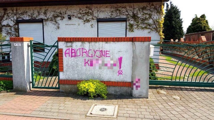 "Aborcyjne k*****!". Wulgarny napis na płocie żony prezydenta Poznania