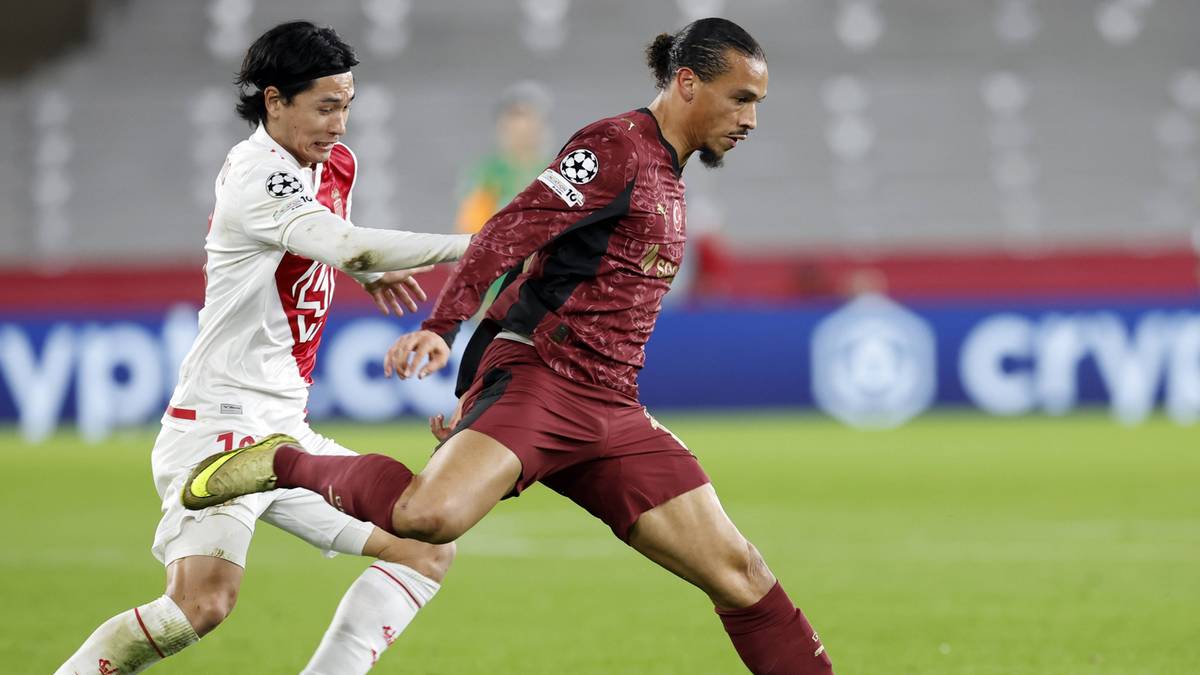 Dw&oacute;ch piłkarzy walczących o piłkę na boisku.