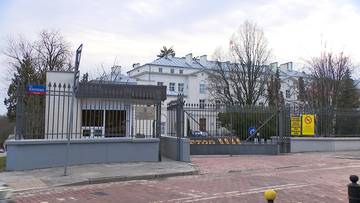 Budynek Ministerstwa Obrony Narodowej z bramą wjazdową i ochroną.