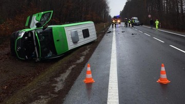 Czołowe zderzenie pasażerskiego busa i samochodu osobowego na Podkarpaciu
