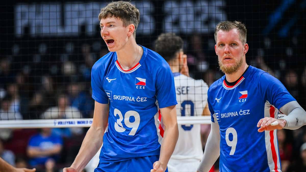 Siatkarze w niebieskich strojach reprezentacji Czech z numerami 29 i 9 na plecach, podczas meczu.