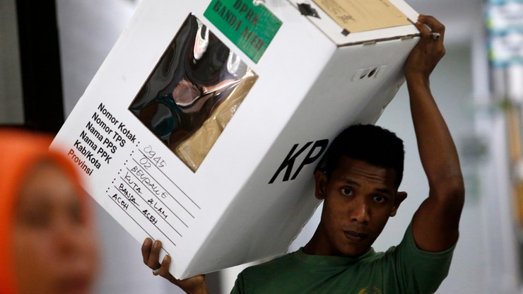 Indonezja: 92 członków komisji wyborczych zmarło z przemęczenia