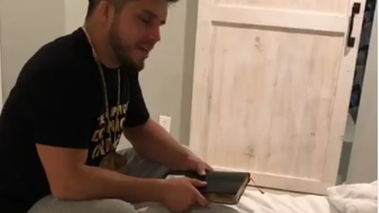UFC: "Potrójny mistrz" powrócił... z pampersowym wyzwaniem! (WIDEO)