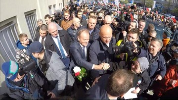 "Jesteśmy z tobą" kontra "Zdrajca". Tłum manifestantów czekał na Tuska w Warszawie