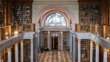 Cenne egzemplarze usuwane z biblioteki. Powodem żarłoczny owad