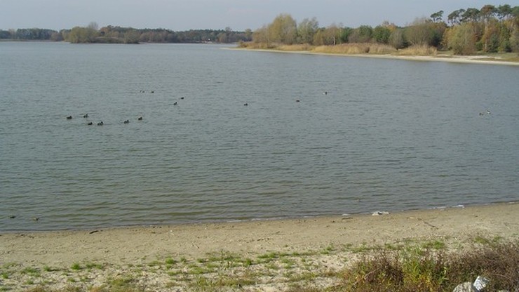 Skażona woda w Ostrowie Wielkopolskim. Podtrzymano zakaz kąpieli do odwołania