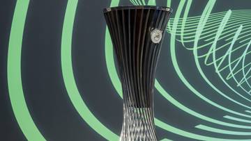 Puchar Ligi Konferencji UEFA na tle zielono-czarnej grafiki