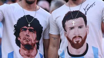 Dw&oacute;ch mężczyzn noszących białe koszulki z wizerunkami Diego Maradony i Lionela Messiego.