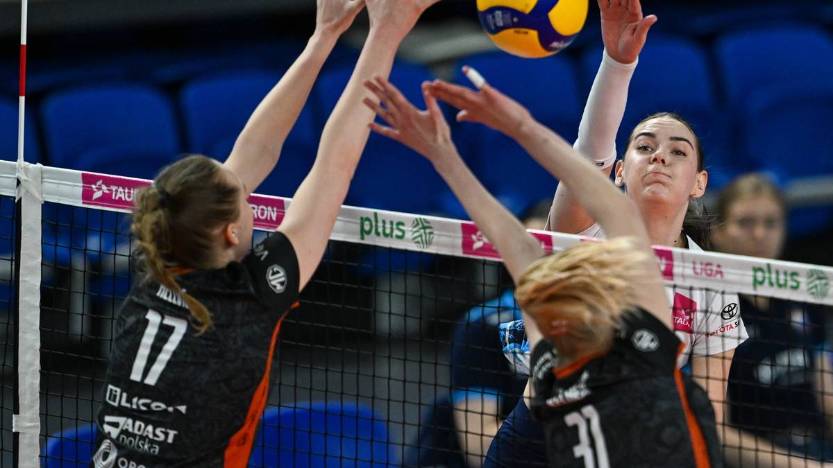 Siatkarka w bloku podczas meczu siatkówki.