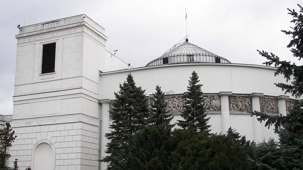 Nieznana substancja rozlana przed Sejmem. Akcja policji i straży pożarnej