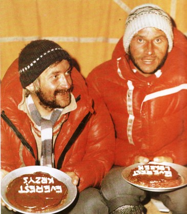 Celebracja w bazie pierwszego zimowego wejścia na Mount Everest dokonanego 17 lutego 1980 przez Krzysztofa Wielickiego i Leszka Cichego