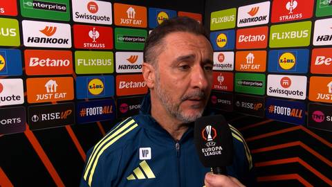 Vitor Pereira, trener piłkarski, w wywiadzie przed kamerą z logo Ligi Europy.