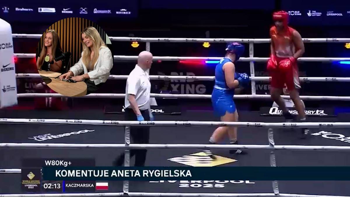 Dwóch bokserów na ringu, jeden w niebieskim stroju i rękawicach, drugi w czerwonym. Widoczni także trenerzy i dwie kobiety siedzące na krzesłach po lewej stronie.