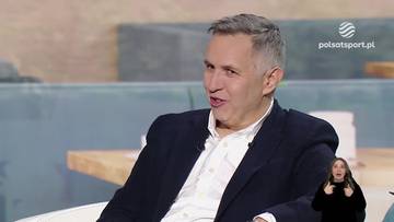 Mężczyzna w garniturze, mówiący coś z ekspresją, siedzi w studiu telewizyjnym. W rogu ekranu widoczna jest kobieta gestykulująca.