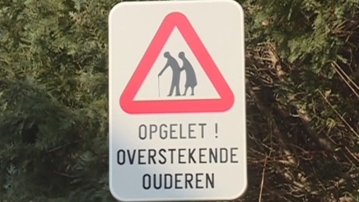 "Uwaga babcia". Znak drogowy ostrzega w Belgii przed seniorami
