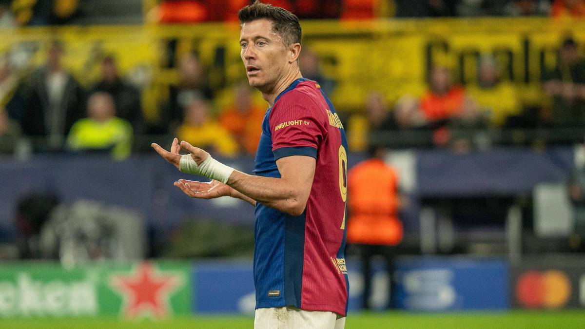 Piłkarz Robert Lewandowski w koszulce FC Barcelony, z opaską na ręce, gestykuluje rękami w trakcie meczu.